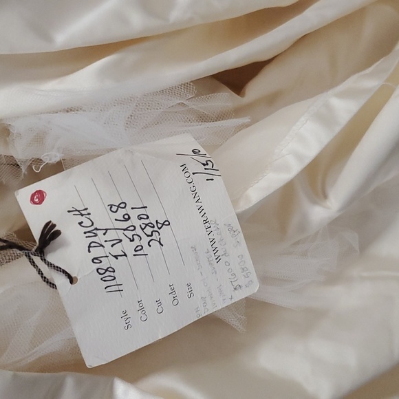 Vera Wang Dutchesse Wedding Dress size 8 Ivory Silk strapless Ball gown #2 - Picture 8 of 17